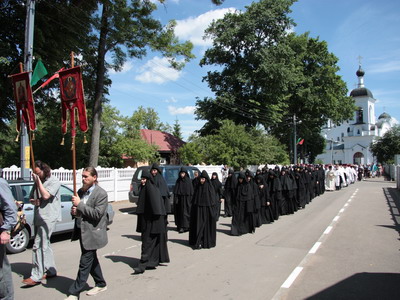 Крестный ход направляется к памятнику свт. Николая